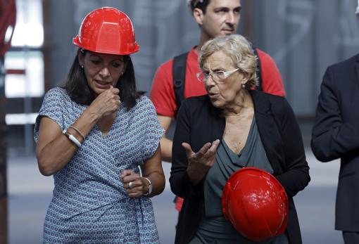 Carmena conversa con su homóloga parisina, Anne Hidalgo, en una visita a París en septiembre de 2016