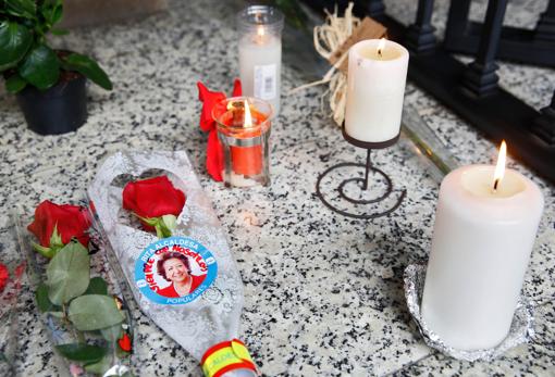 Imagen de las flores y fotos en recuerdo de Rita Barberá