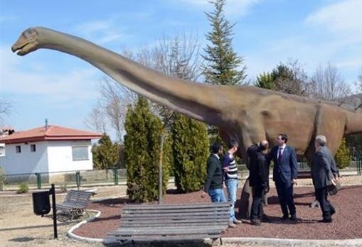 Reproducción de un dinosaurio en Fuentes (Cuenca)