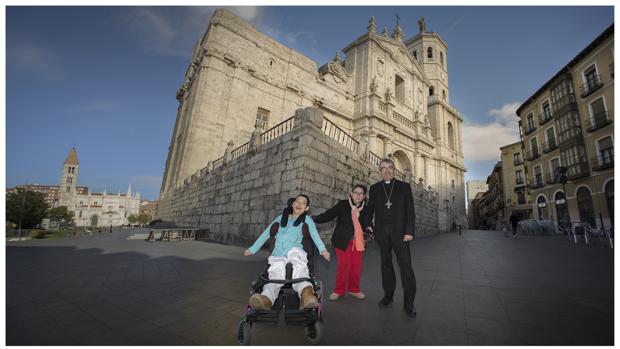 El obispo auxiliar de Valaldolid, Luis Arguello, posa con miembros de Aspace para el calendario solidario