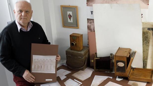 Rafael Solaz muestra fotografías del álbum más antiguo de España