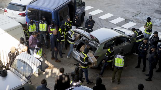 La Policía Nacional se incauta del material que los Mossos iban a destruir en una incineradora