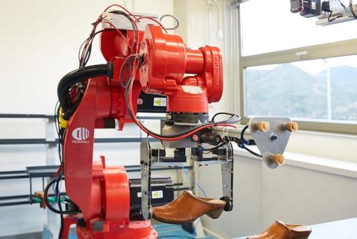 Imagen de un robot empleado para la fabricación de calzado