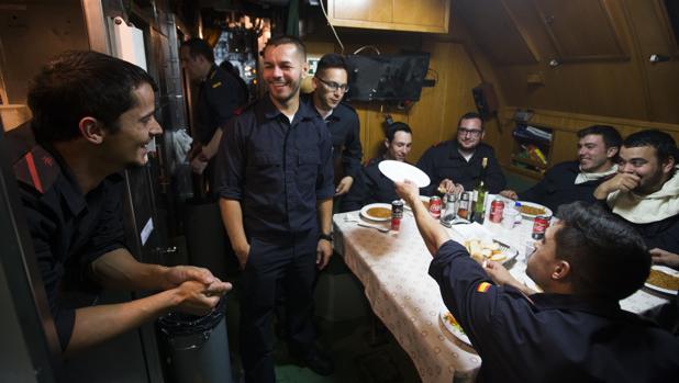 Algunos marinos del submarino «Mistral» bromean en la hora del almuerzo