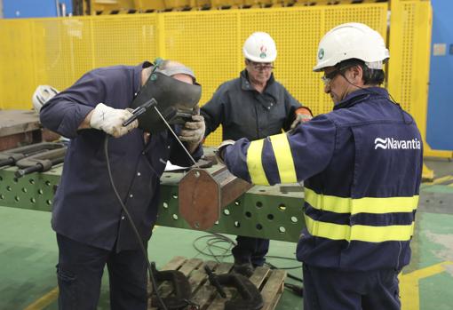 Trabajadores de Navantia en la nave de cuadernas