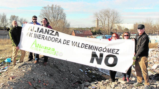 Miembros de la Alianza piden el cierre de la incineradora, en la Cañada Real