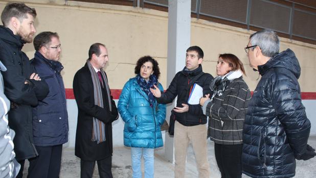 La consejera Agustina García Élez, durante su visita al edificio desalojado