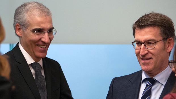 Francisco Conde y Alberto Núñez Feijóo, tras la rueda de prensa del Consello
