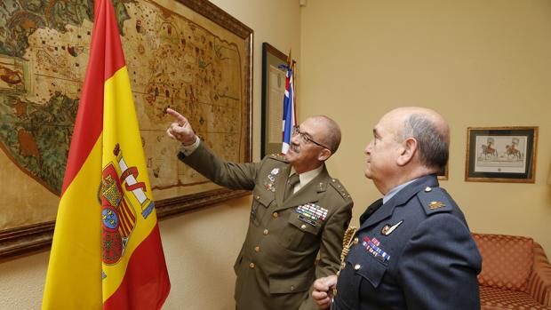 El Jemad muestra a su homólogo británico el mapa Juan de la Cosa