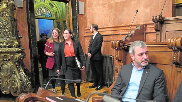 Ada Colau, a su llegada al pleno, con Collboni en un primer plano
