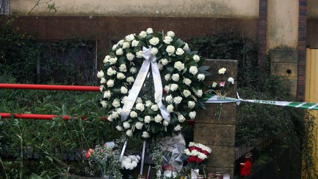 Una corona de flores recuerda a Diana Quer en la nave de Asados