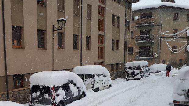 Las calles de Puigcerdà, totalmente cubiertas de nieve