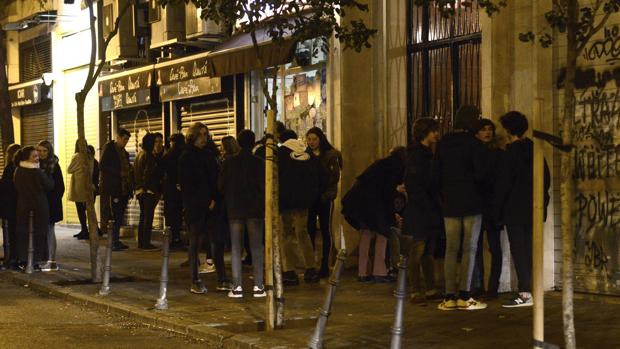Jóvenes bebiendo en la calle en la zona cercana a Azca