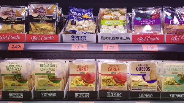Imagen de uno de los lineales de Mercadona con el surtido de pasta fresca