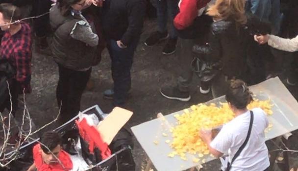 Imagen de un puesto de venta ambulante en la plaza del Ayuntamiento en Valencia
