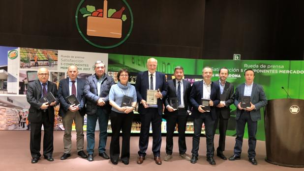 Imagen de Juan Roig junto a los ocho homenajeados por el vigésimo aniversario de la presentación de resultados de Mercadona
