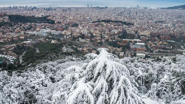 Imagen de la nevada sobre la ciudad de Barcelona desde el Tibidabo