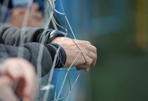 Menores en una pista polideportiva de La Línea