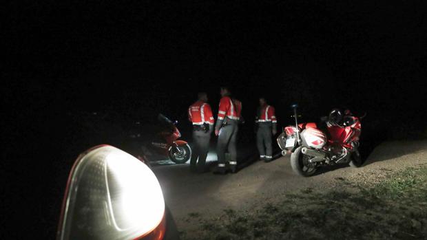 Operativo de la Polícia Foral montado a orillas del Ebro, entre las localidades de Lodosa y Sartaguda, donde buscan un vehículo que se ha precipitado al rio con dos ocupantes en su interior, uno de ellos consiguió escapar y el otro permanece desaparecido