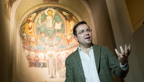 Javier Sierra, junto al ábside de Taüll