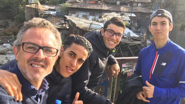 El entrenador Antonio Serrano, durante su reciente estancia en Etiopía con los atletas Adel Mechaal, su hermano Said y Ouassim Oumaiz, campeón de España de cross en categoría sub-20
