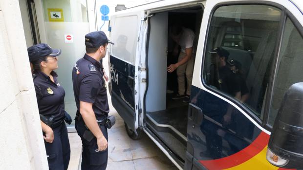 Imagen de archivo de dos agentes de la Policía Nacional en Alicante