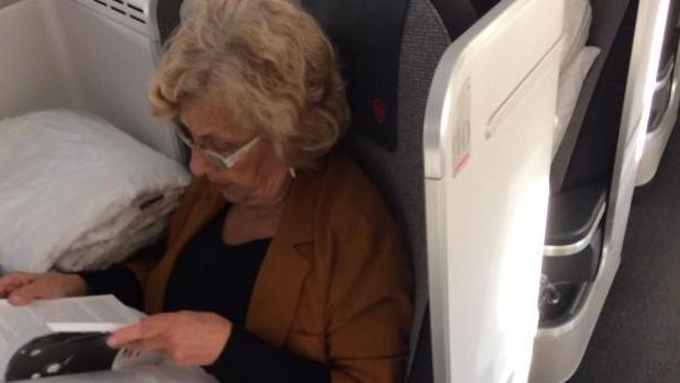 Carmena, volando en business a causa de sus problemas de salud, en el viaje a Montreal de 2017