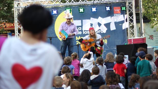 Los cuentacuentos musicales deleitaron a los más pequeños en la Plaza de Pontejos