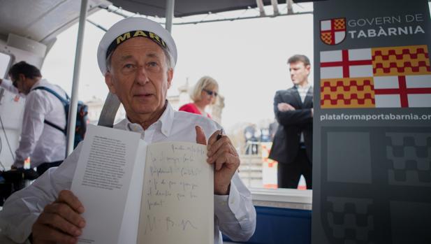 El presidente de Tabarnia en un catamarán en el puerto de Barcelona