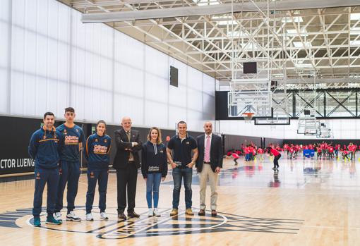 Imagen de Juan Roig, en el centro, tomada en l'Alqueria del Basket de Valencia