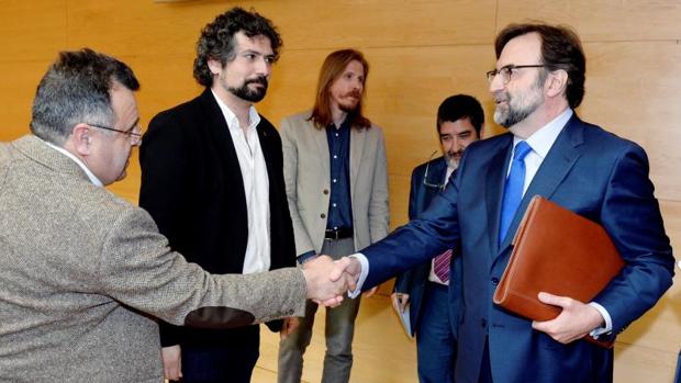 Escribano saluda a Martín Benito en presencia de Sarrión, Fernández y Mitadiel