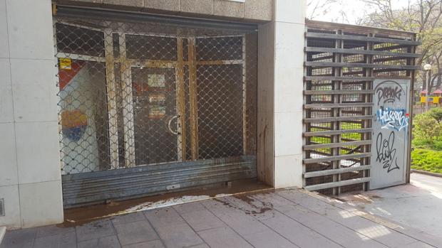 La sede de Ciudadanos en L'Hospitalet de Llobregat con restos de excrementos, tras un ataque de los radicales