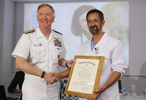 El almirante James Foggo y el doctor Pedro Cavadas