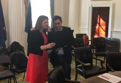 Gerardo Pisarello y Alicia Glen mientras su reunión en Nueva York