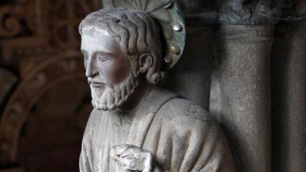 Escultura del Apóstol Santiago en el Pórtico de la Gloria de la Catedral de Compostela