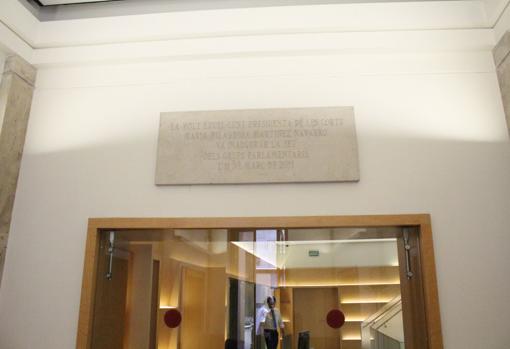 Imagen de una de las placas que alude a Milagrosa Martínez
