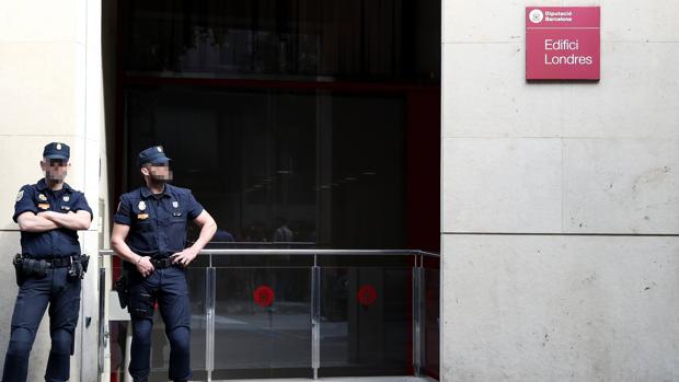 Agentes de la Policía Nacional en las oficinas de la Diputación de Barcelona