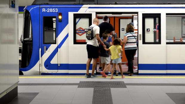 Viajeros tomando el Metro en Madrid