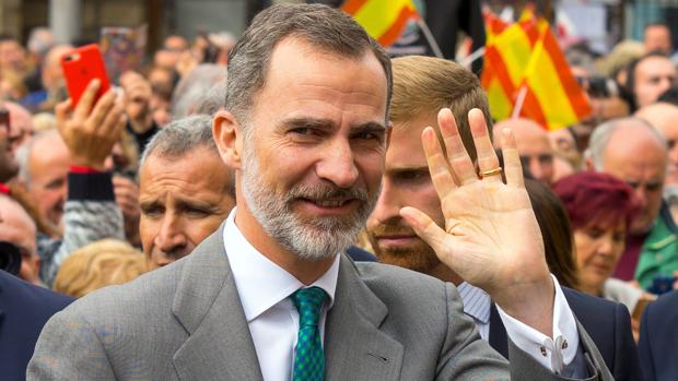 El Rey saluda este martes al público en la Plaza de España de Reinosa (Cantabria)