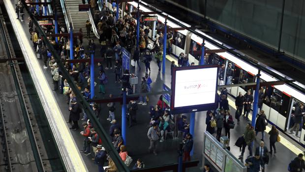 Varios pasajeros esperan la llegada del tren en una estación de Metro