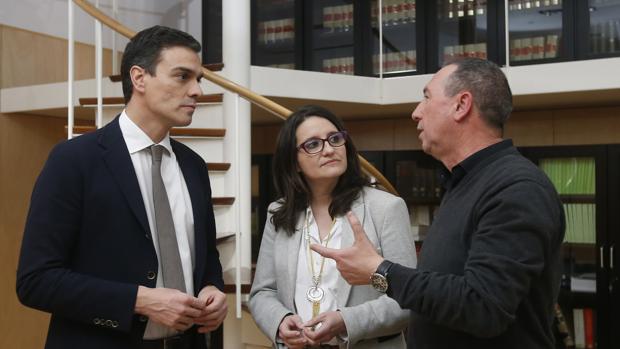 Imagen de archivo de Pedro Sánchez y Mónica Oltra junto al portavoz de Compromís en el Congreso, Joan Baldoví