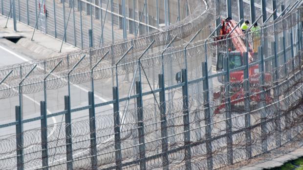 La valla fronteriza con las concertinas que separa España de Marruecos
