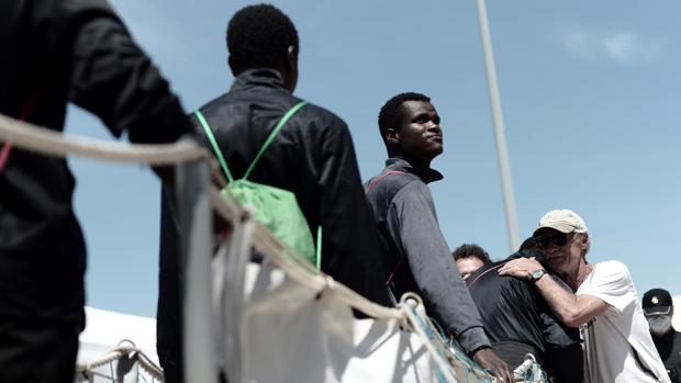 Varios inmigrantes desembarcan del Aquarius a su llegada a Valencia