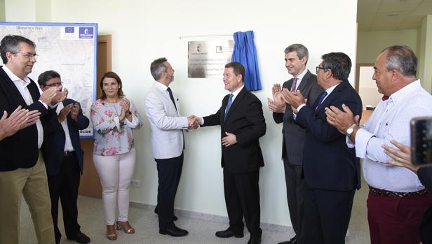 García-Page felicita al presidente de la Mancomunidad de la Sagra Baja durante la inauguración