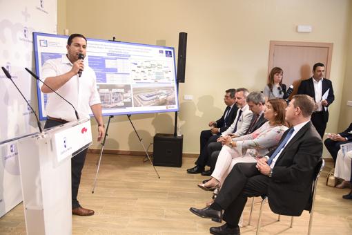 El presidente, la consejera de Fomento y alcaldes de la zona atienden las explicaciones de un técnico