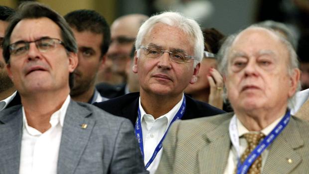 Ferran Mascarell, escoltado por Mas y Pujol en una reunión de CDC en 2012