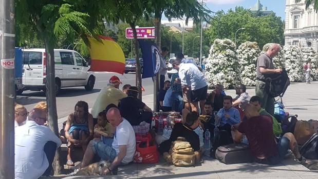 Acamapada de miembros del Hogar Social Madrid frente al Ayuntamiento de Madrid