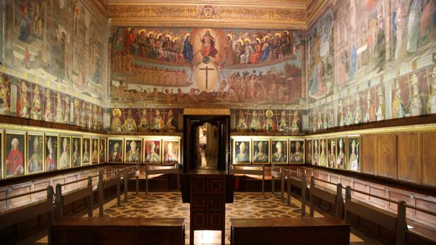Interior de la Sala Capitular, con una representación del Juicio Final al fondo