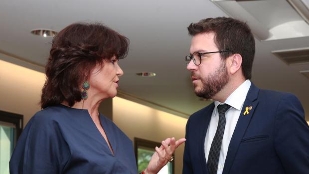 La vicepresidenta Carmen Calvo junto al vicepresidente de la Generalitat, Pere Aragonés