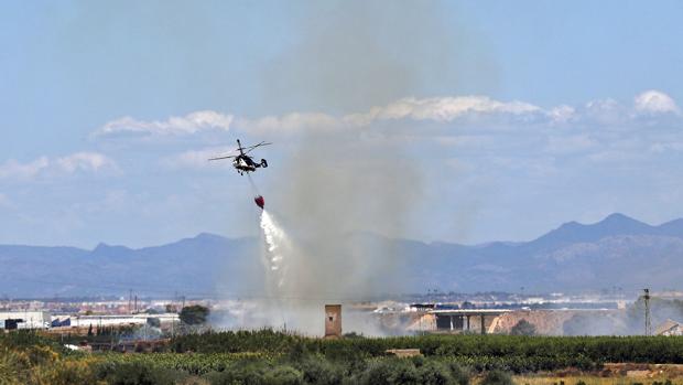 Imagen de un helicóptero Sobrevolando la zona del incendio